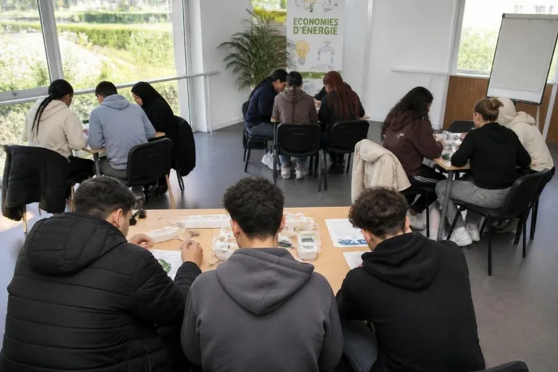 Atelier collectif sur les économies d'énergie : jeunes en petits groupes manipulant ampoules et multiprises
